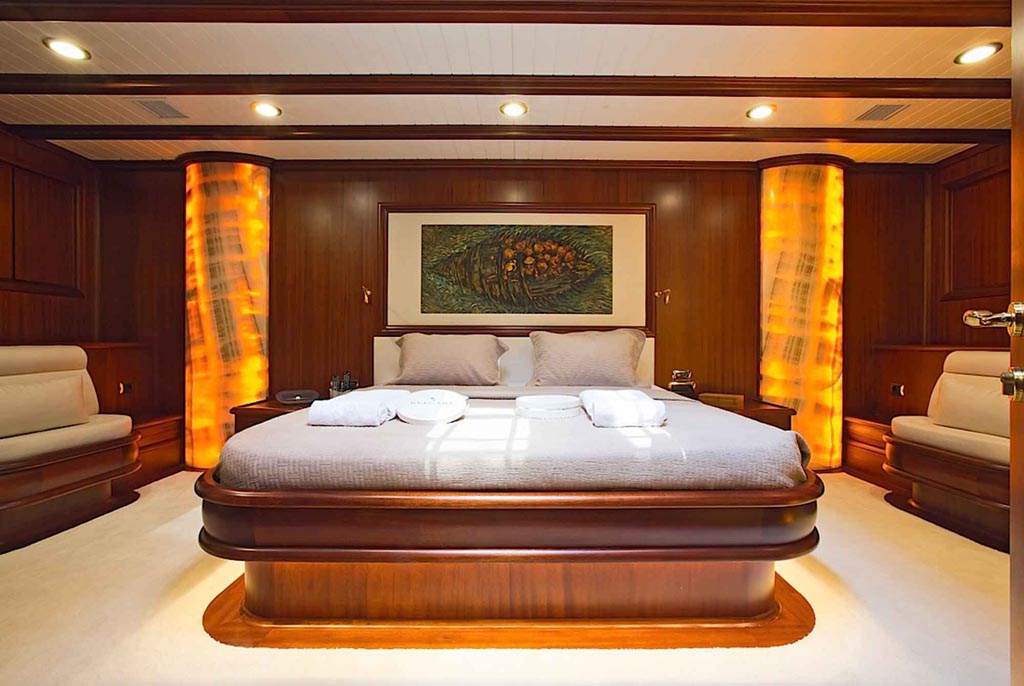 Master bedroom suite of the sailing yacht Regina