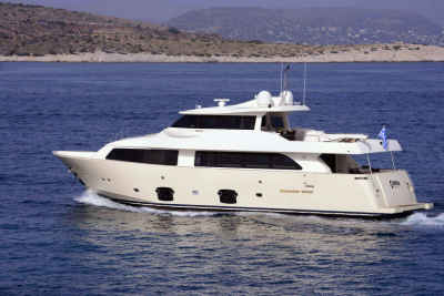 25% off August motor yacht charter rate in Greece